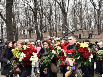 на могилу немцова возложили десятки венков с лентами цветов российского флага