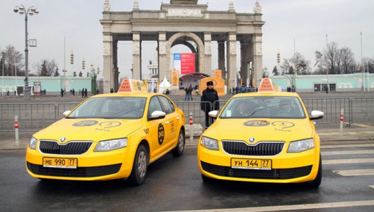 Таксистов и курьеров в Москве обещали привить от COVID-19