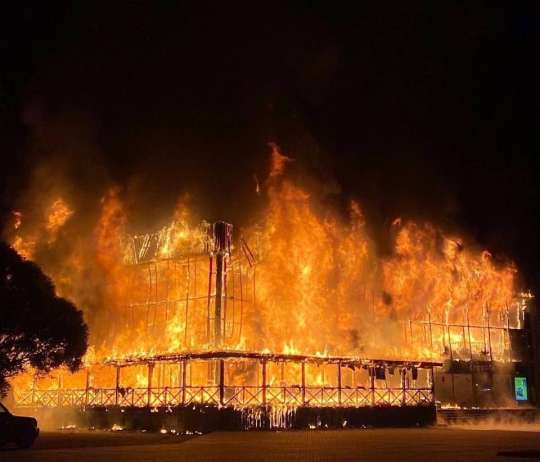 В Санкт-Петербурге пожар уничтожил значительную часть торгового центра (ВИДЕО)