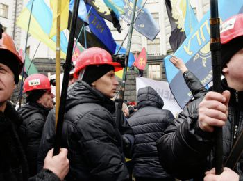 более тысячи шахтеров штурмуют здание администрации порошенко