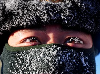китай тренирует военных на границе с россией в мороз