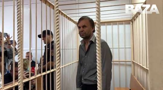 «Жила, как королева»: маньяка из Челябинской области арестовали на два месяца, а его маму освободили из-под стражи (ВИДЕО)