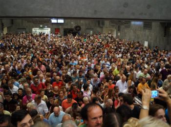 отказываясь от помощи ес, тысячи греков вышли на митинг