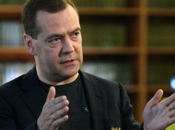 медведев пообещал симметрично ответить на антироссийские санкции запада