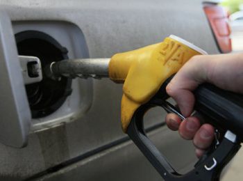 в россии дешевеет бензин из-за проверок фас