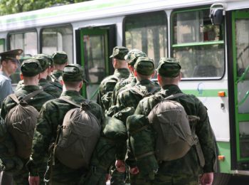 число солдат-срочников в российской армии уменьшать не планируется