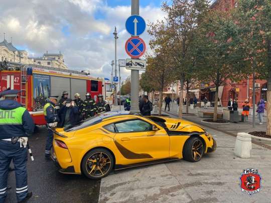 В центре Москвы желтый спорткар врезалась в фонарь и дорожный знак (ВИДЕО)