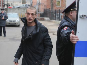 возбуждено уголовное дело против художника петра павленского, протестовавшего на красной площади обнажённым