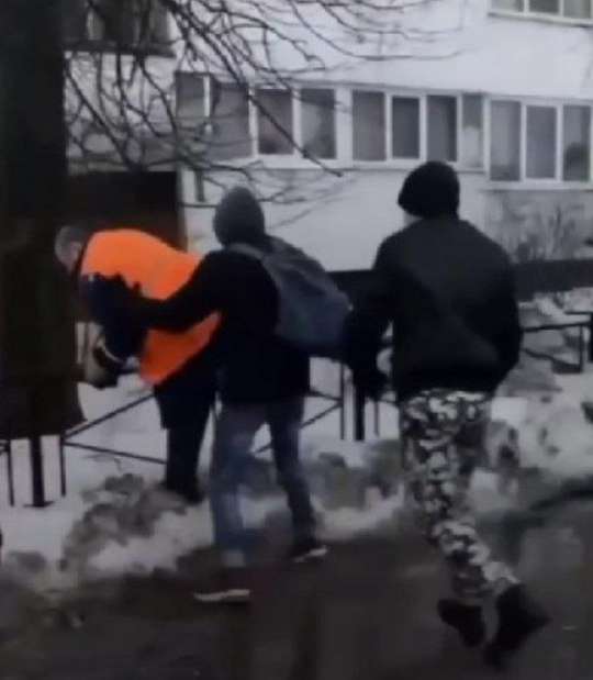 В Петербурге задержаны двое подростков, которые нападали на дворников-мигрантов (ВИДЕО)