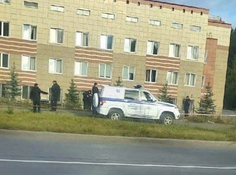 В Ижевске мужчина порезал двух сотрудников ППС и пытался поджечь отдел полиции