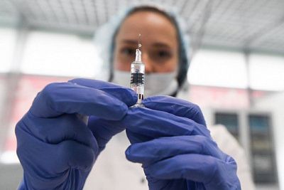 в москве получили вакцину от коронавируса 820 тысяч человек