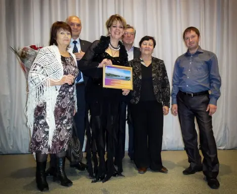 Певица Любовь Казарновская с адептами секты «СССР»