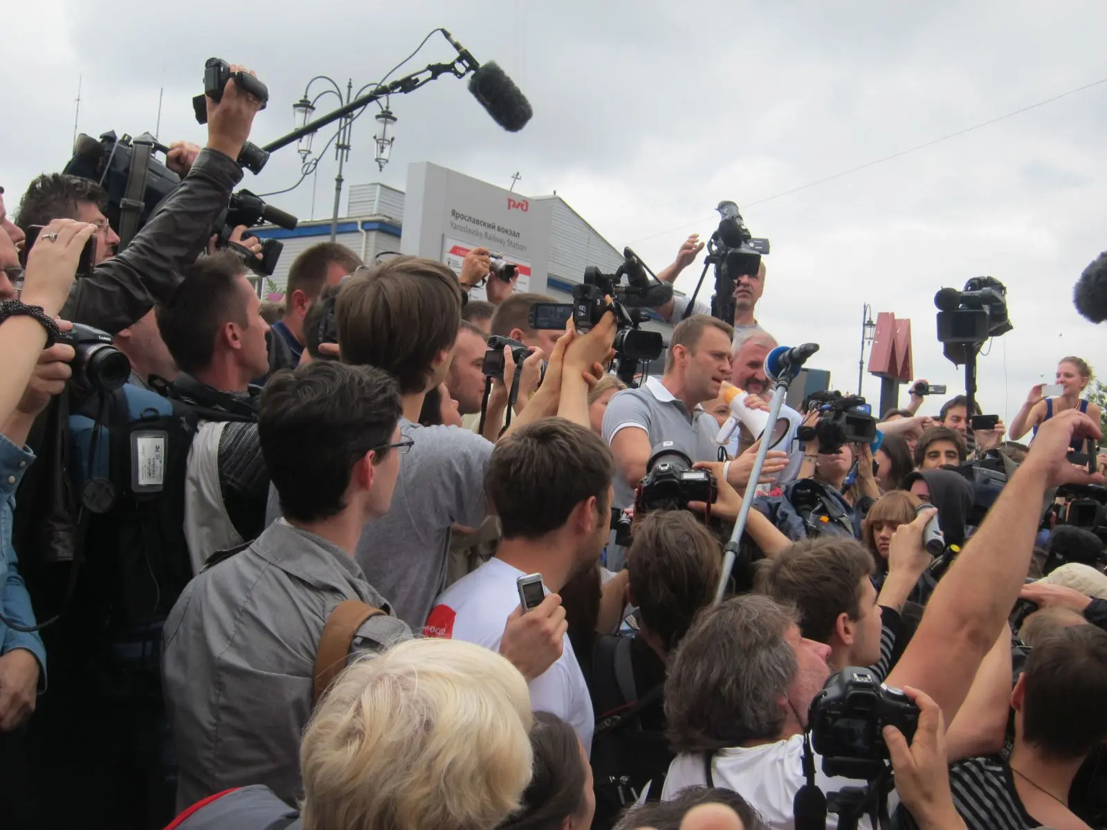 Ярославски вокзал. 20 июля. Алексей Наваьный вернулся в Москву с подпиской о невыезде
