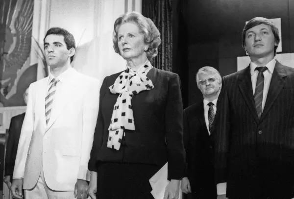 Чемпион мира по шахматам Гарри Каспаров, премьер-министр Великобритании Маргарет Тэтчер, экс-чемпион мира Анатолий Карпов (слева направо) на торжественной церемонии открытия матча-реванша на первенство мира между А. Карповым и Г. Каспаровым.