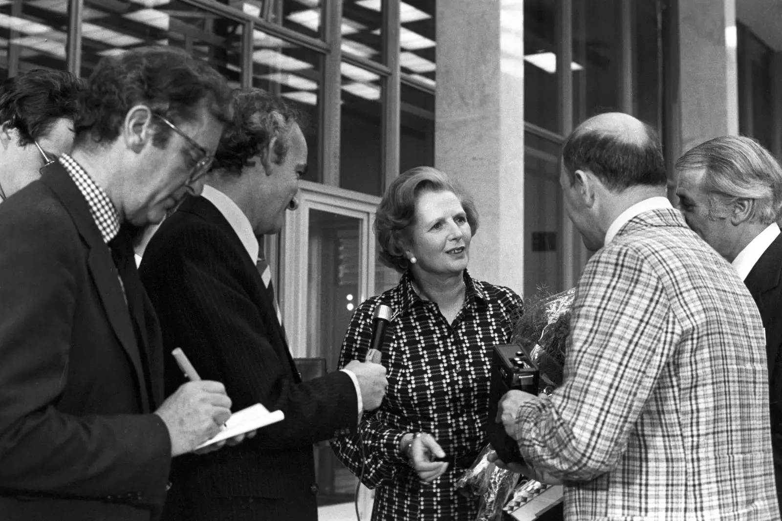 Премьер-министр Великобритании Маргарет Тэтчер в аэропорту Внуково дает интервью советским журналистам (1979)