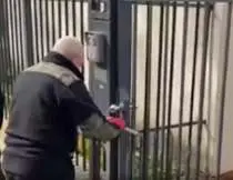 Власти Польши потребовали от сотрудников школы при российском посольстве покинуть здание до 19:00 (ВИДЕО)