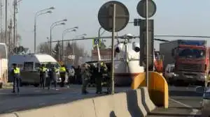 Девять человек пострадали в столкновении минивэна с мигрантами со школьным автобусом с детьми в Москве