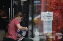 Система QR-кодов в ресторанах отменяется в Москве