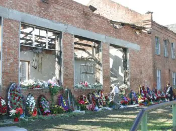 в россии вспоминают жертв теракта в школе № 1 беслана - Сайт Газеты «Совершенно Секретно»