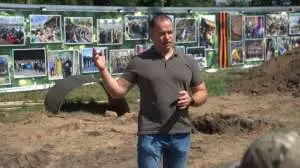 Скандальный военблогер Алехин отдал инвалиду использованный протез с накрашенными ногтями