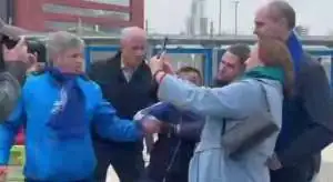 На Свердловского губернатора Паслера на Первомайском митинге напал прохожий