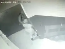 В Воронеже 8-летняя девочка смогла отбиться от педофила, который напал в подъезде (ВИДЕО)