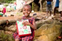 Африканские дети познакомились с настоящими русскими матрешками