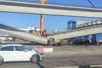 В Москве строящийся мост рухнул на дорогу: подробности происшествия на Симферопольском шоссе (ВИДЕО)