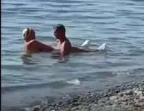 На сочинском пляже пьяная жена занялась сексом с другом мужа, пока он спал (ВИДЕО)