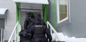 Более 900 мигрантов попали в полицию после рейда по "Перекресткам" в Петербурге