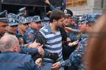 «Никол – предатель!»: В центре Еревана полиция проводит жесткие задержания участников акций протеста против режима Пашиняна (ВИДЕО)