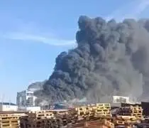 В Ростовской области загорелся полиэфирный завод, который открыли в 2023 году (ВИДЕО)