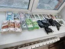 Почти 50 тысяч долларов обнаружили бурятские таможенники у пассажира такси