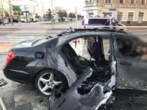 В центре Москвы Mercedes врезался в стену и загорелся: погибли два человека, еще шесть пострадали