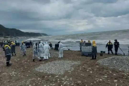 Из-за ливней нефтепродукты из реки в Туапсе попали в Черное море 