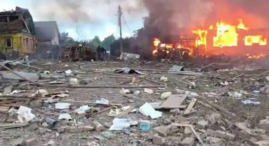 Три человека погибли в Подмосковье из-за атаки дронов, в Ставрополье горит НПЗ