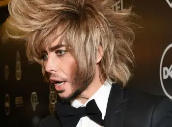 сергей зверев устроил одиночный пикет у стен кремля - Сайт Газеты «Совершенно Секретно»