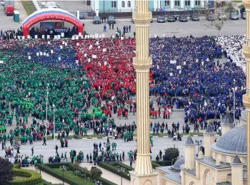 чечня поздравила путина с днем рождения многотысячным шествием - Сайт Газеты «Совершенно Секретно»