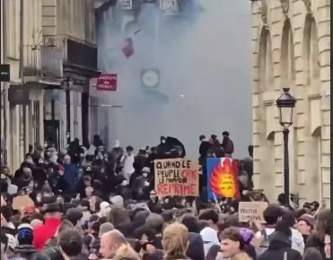 более 270 человек задержаны во франции на фоне масштабных протестов - Сайт Газеты «Совершенно Секретно»