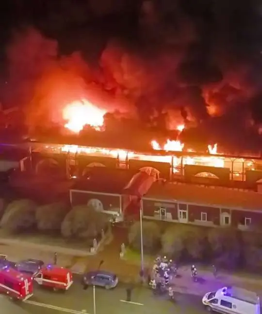 В Петербурге сгорел знаменитый Правобережный рынок. Есть погибший