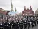 Большинство россиян собираются смотреть парад Победы