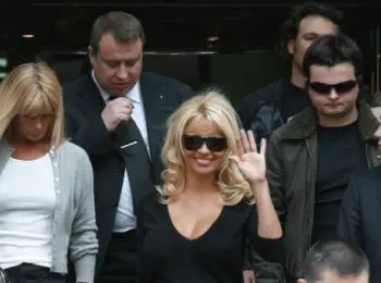 минприроды приглашает памелу андерсон в россию для обсуждения китов - Сайт Газеты «Совершенно Секретно»