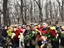 На могилу Немцова возложили десятки венков с лентами цветов российского флага