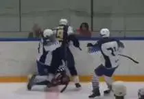 В Москве из-за удаления хоккеист избил судью жестким носком конька и клюшкой (ВИДЕО)