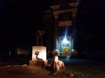 харьковские вандалы оставили от памятника ленину только ноги - Сайт Газеты «Совершенно Секретно»