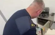 В Подмосковье сотрудница бухгалтерии заменила деньги в сейфе купюрами «Банка приколов» (ВИДЕО)