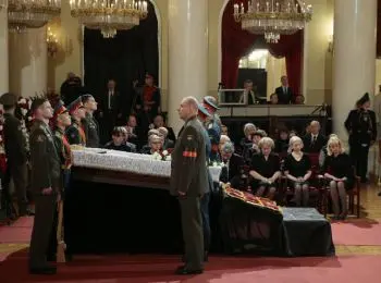 солдаты из роты почетного караула окружили гроб примакова - Сайт Газеты «Совершенно Секретно»