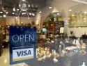 Visa обязала российские банки выпускать только бесконтактные карты