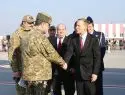 Порошенко приехал забирать американские военные машины с оружием