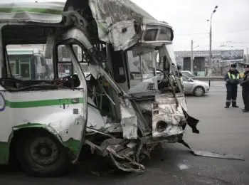 пассажиры рейсового автобуса, врезавшегося в здание на юге москвы, имеют право на компенсацию - Сайт Газеты «Совершенно Секретно»